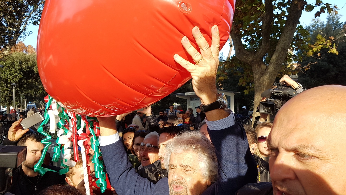 Roma, Grillo alla manifestazione per il No al referendum (Dire)
