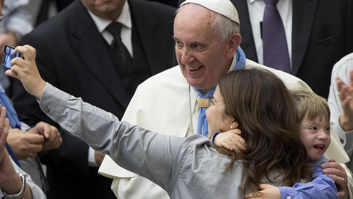 Il 'selfie' del Papa con una fedele (Ansa)