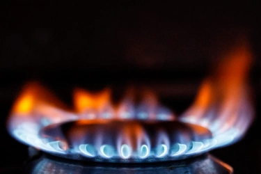 Crolla il prezzo del gas: per le famiglie risparmi tra gli 800 e i 1.200 euro