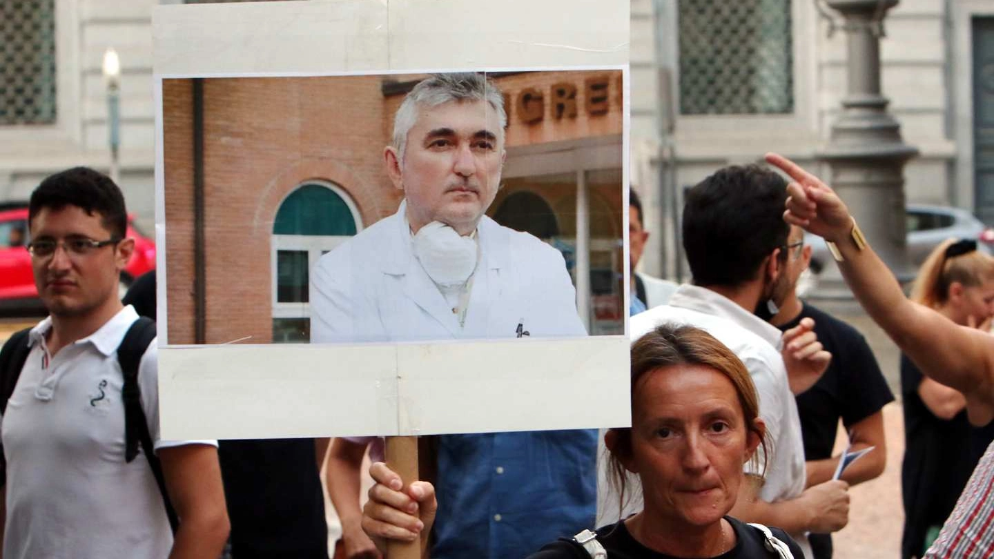 Manifestazione no vax a Milano: un cartello con la foto di De Donno (Ansa)