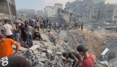 Gaza, bombe sul campo profughi di Jabalya. “Almeno 50 morti e più di un centinaio di feriti, soprattutto bambini”