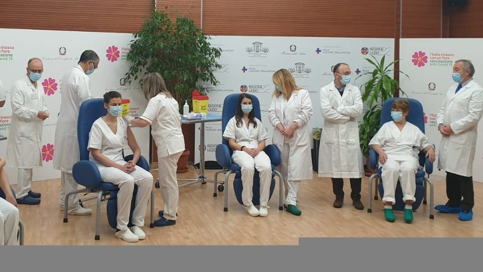 I primi in Italia a ricevere il vaccino anti-Covid all'Istituto Spallanzani (Ansa)