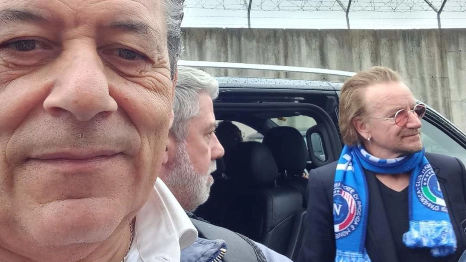 Bono Vox all'aeroporto di Napoli con la sciarpa azzurra. Lo scatto di Peppe D'Albenzio (nella foto), storico fan napoletano degli U2, che si è fatto autografare un tatuaggio sul braccio