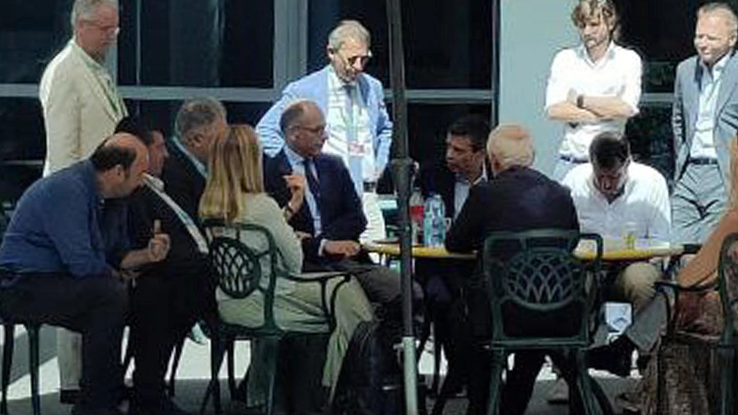 Davide Rondoni al tavolo preparatorio dell’intervista collettiva ai politici a Rimini