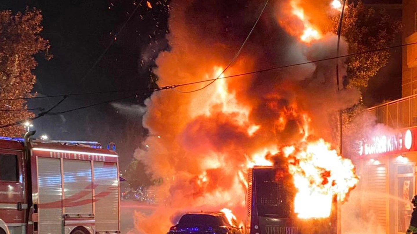Bus Atac e auto in fiamme a Centocelle, Roma 
