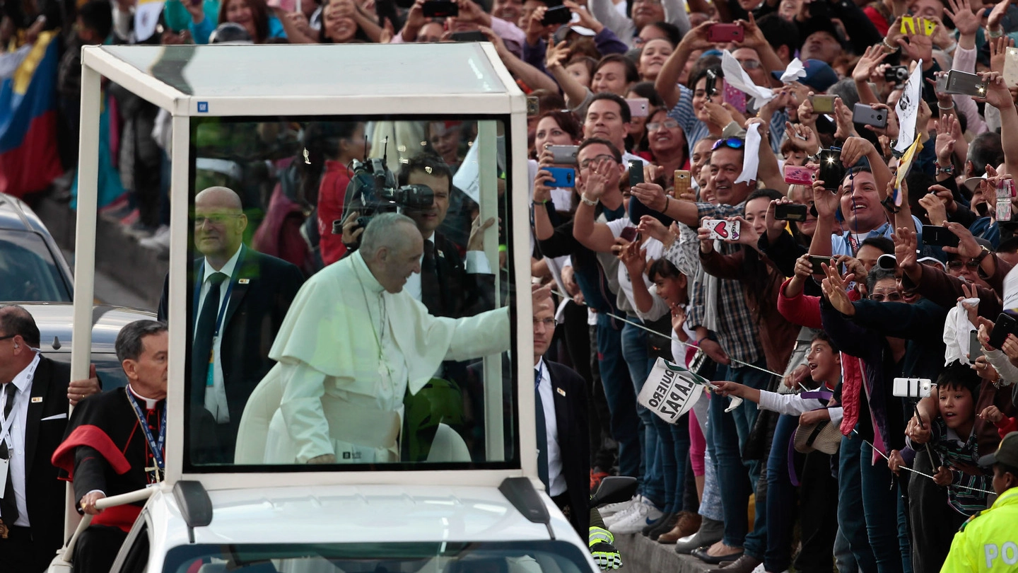 Papa Francesco accolto dalla folla in Colombia (Lapresse)