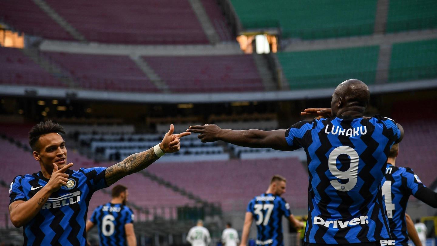Romelu Lukaku e Lautaro Martinez festeggiano la decima dell'Inter (Ansa)