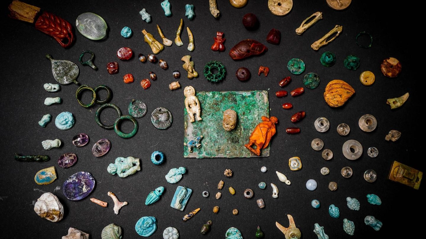 Pompei, gli oggetti che compongono il tesoro della fattucchiera (Ansa)