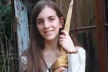 Chiara Gualzetti, uccisa a 15 anni da un amico nel Bolognese. Sotto, il papà Vincenzo