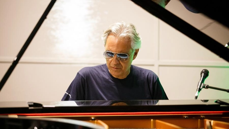 Andrea Bocelli al piano, recital privato in villa a Forte dei Marmi