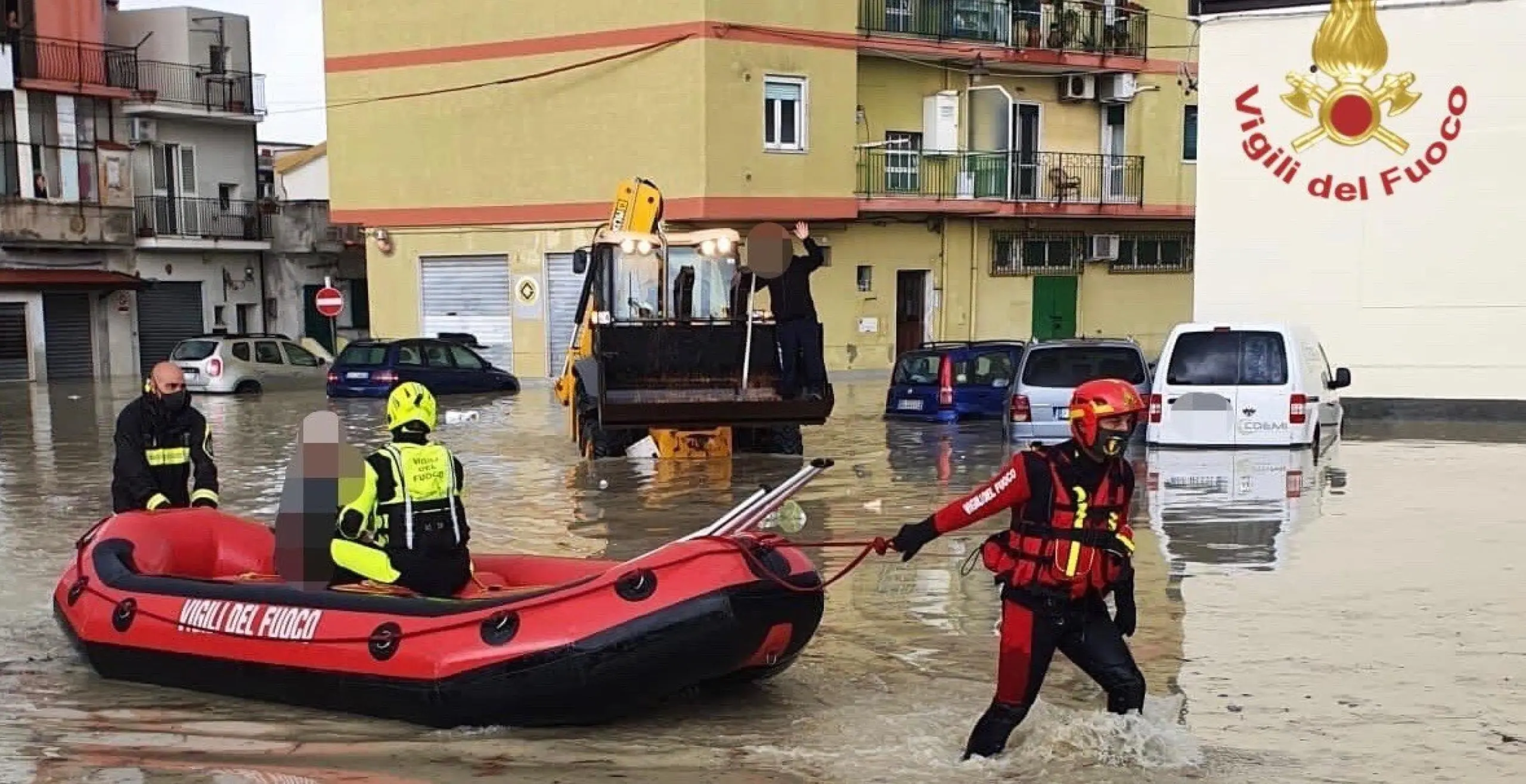 Alluvione a Crotone, strade come fiumi Centinaia di persone intrappolate in auto