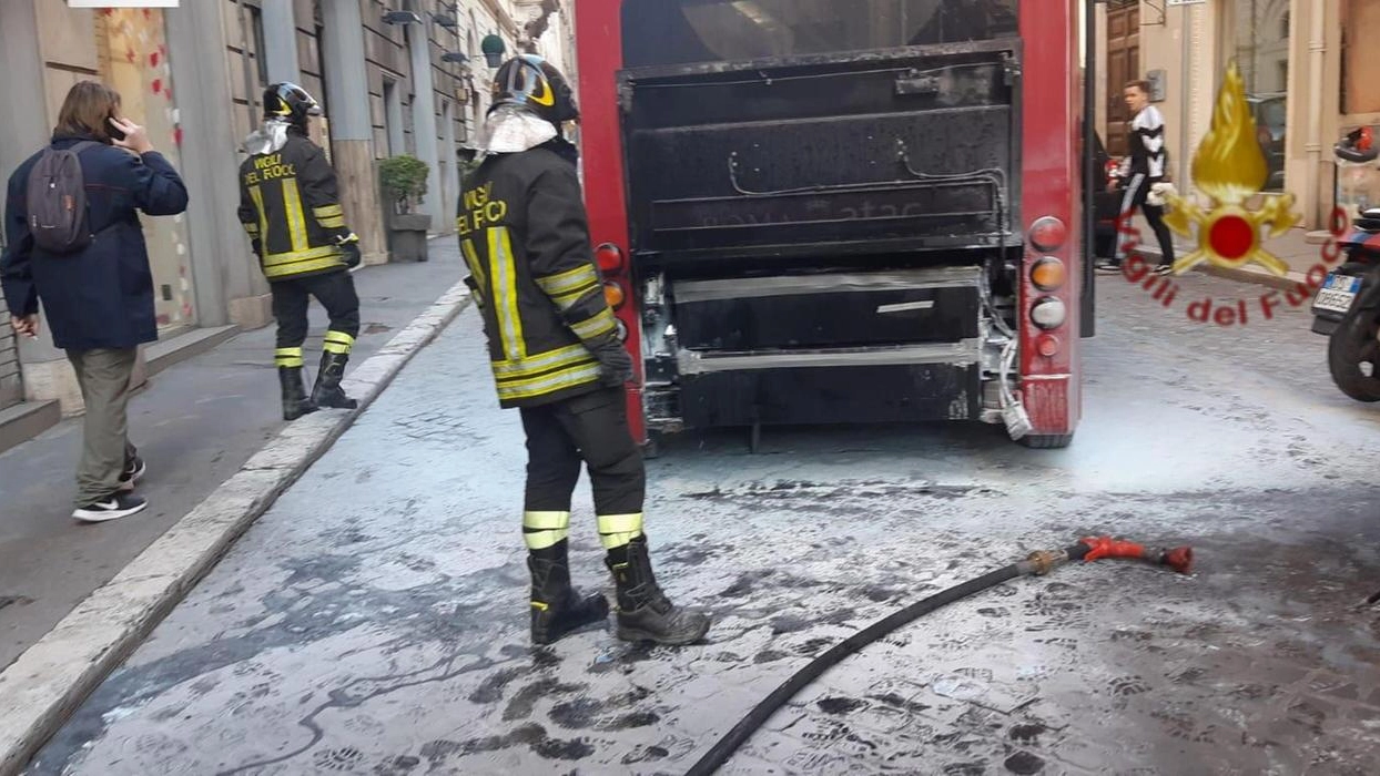 L'autobus andato in fiamme in centro a Roma (Ansa)