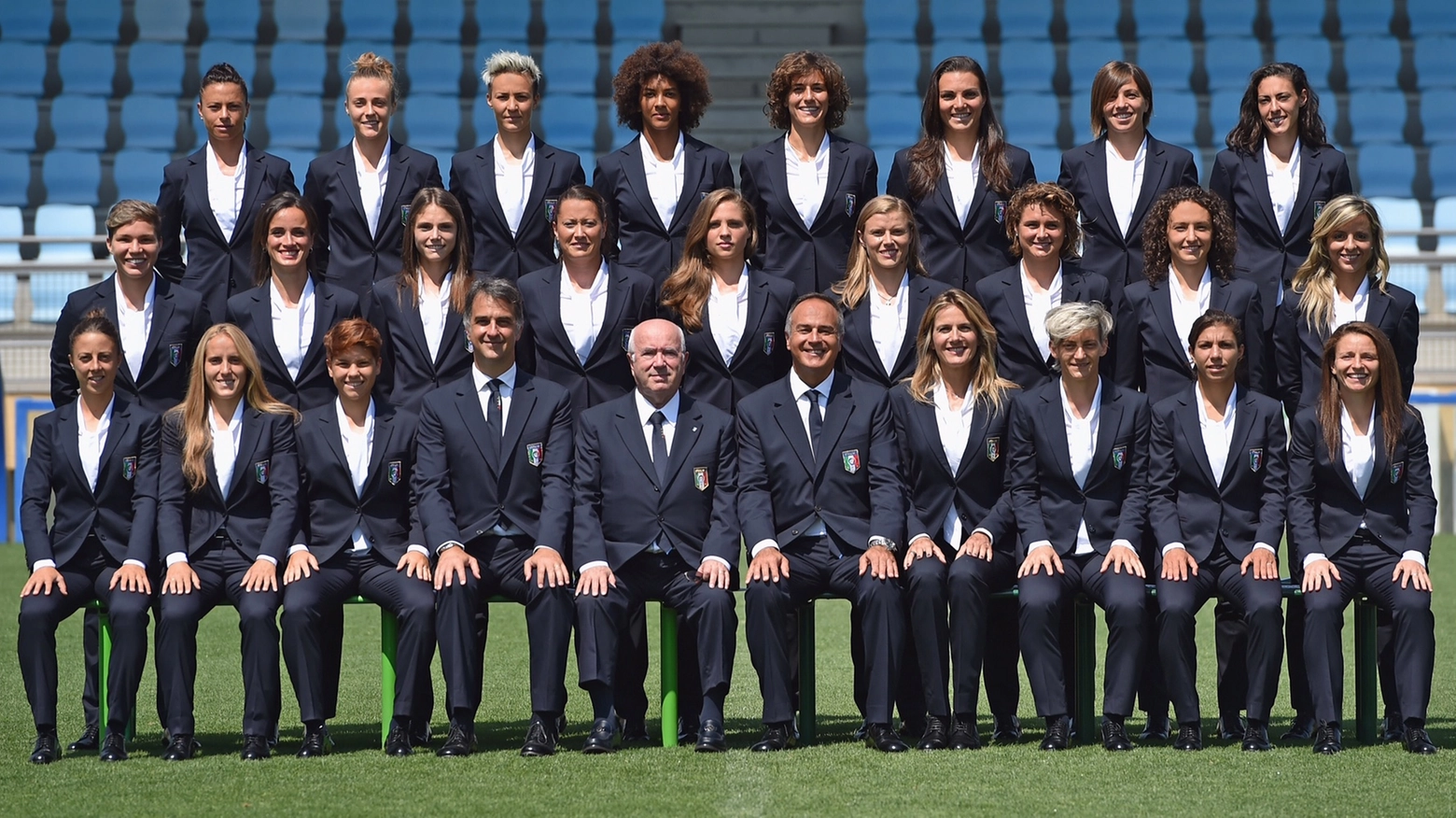 La nazionale italiana di calcio femminile con le nuove divise