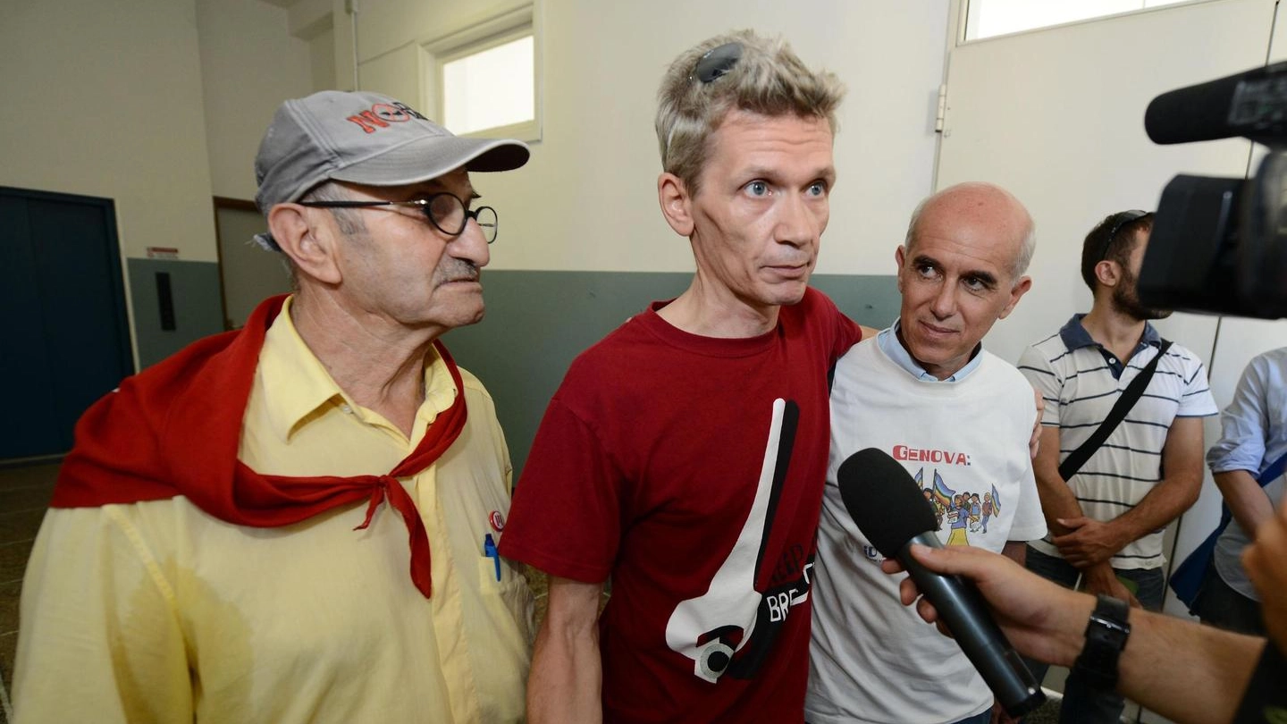 Arnaldo Cestaro (a sinistra) nel 2013 con Mark Covell e Vittorio Agnoletto nella scuola Diaz (Ansa)