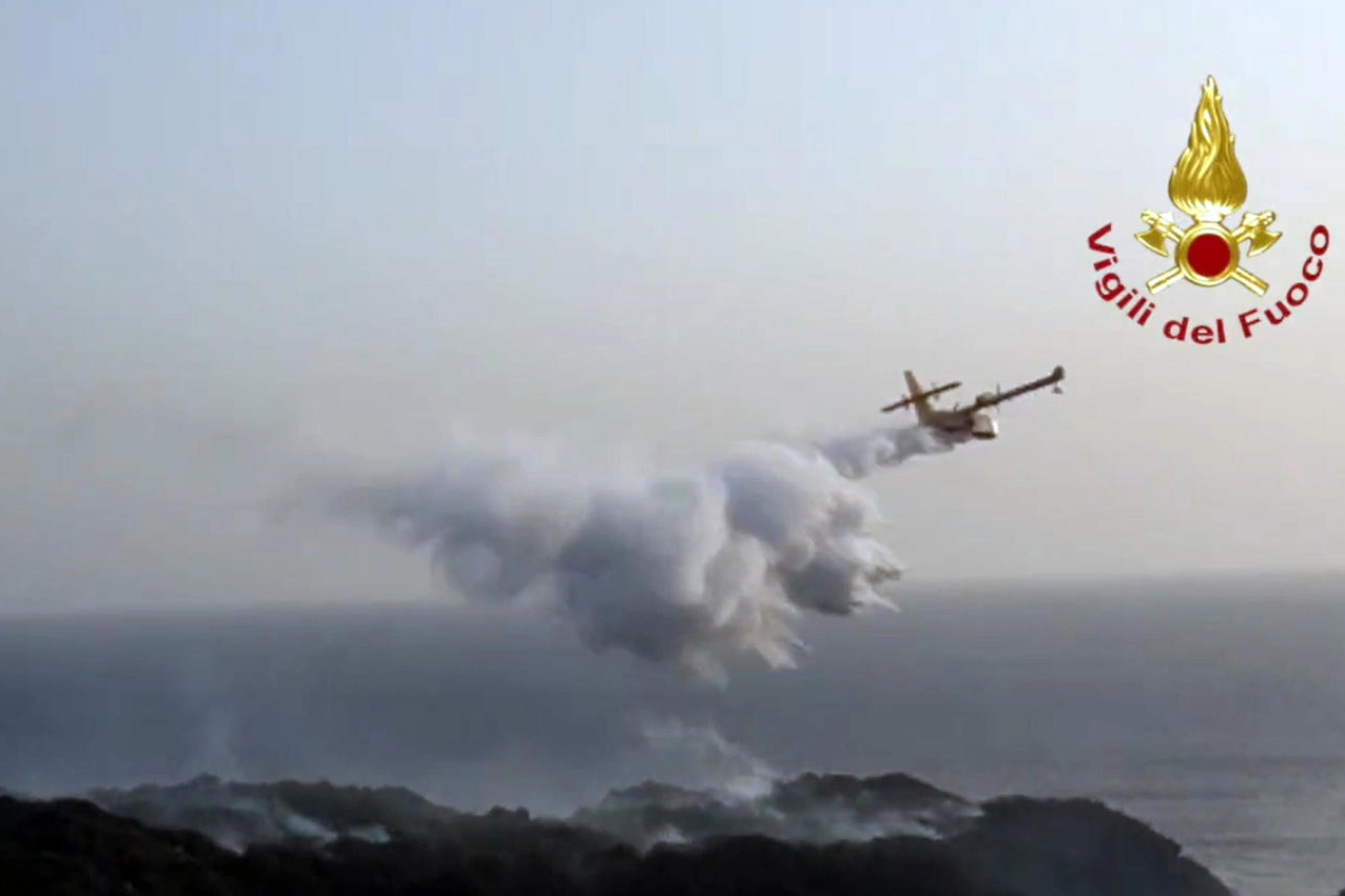 I Canadair intervengono per spegnere l'incendio sull'isola di Pantelleria 