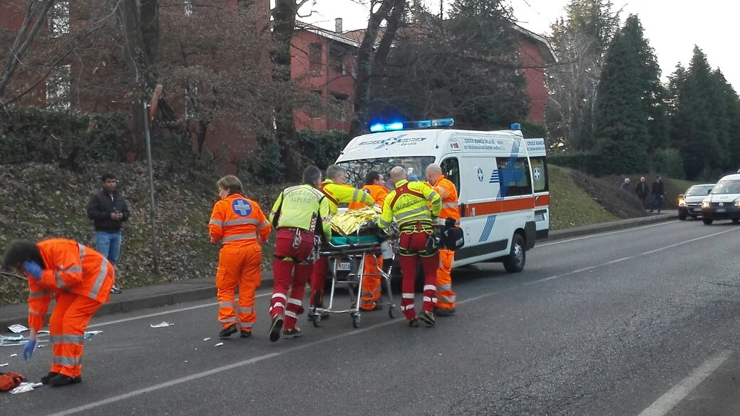 Il motociclista viene soccorso dopo l'incidente a Montevecchia