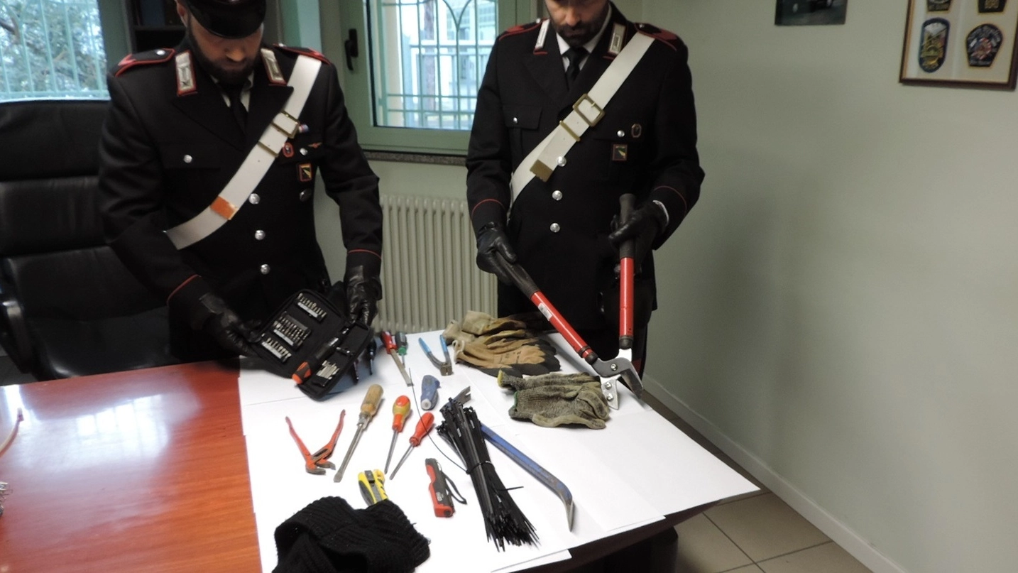Gli arnesi da scasso sequestrati dai carabinieri