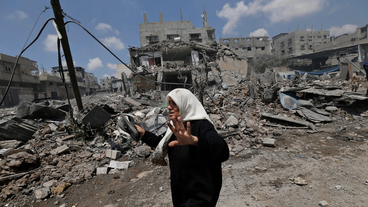 Una donna palestinese in fuga da Gaza (AP)