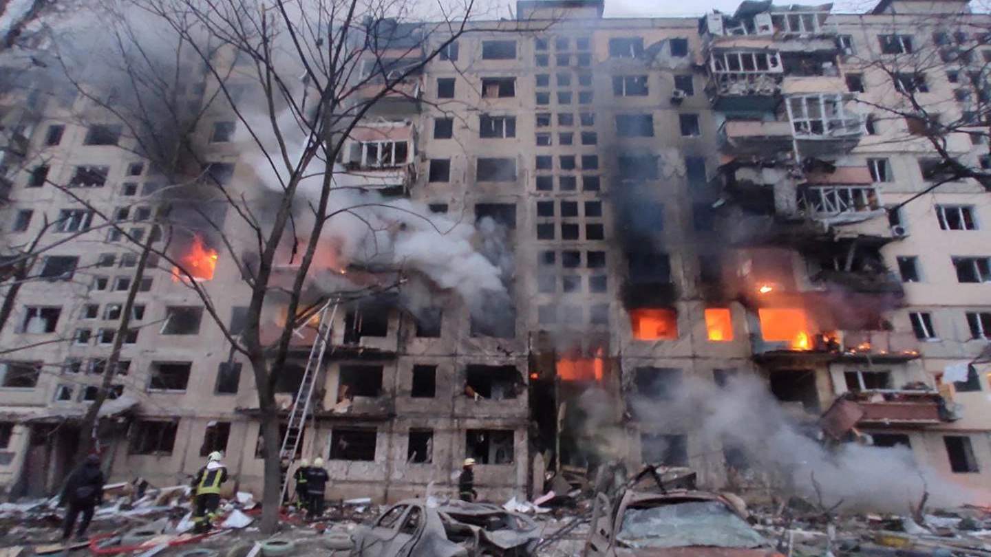 Un condominio bombardato a Kiev (Ansa)