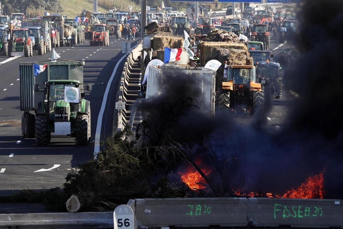 L’ira degli agricoltori europei. Roghi e autostrade bloccate. Ora i trattori marciano su Parigi