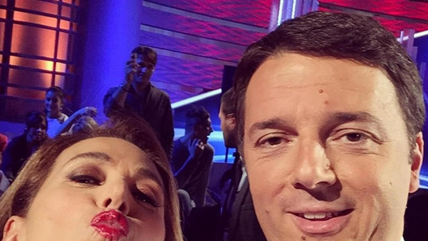 Il selfie di Renzi con la D'Urso (Ansa)