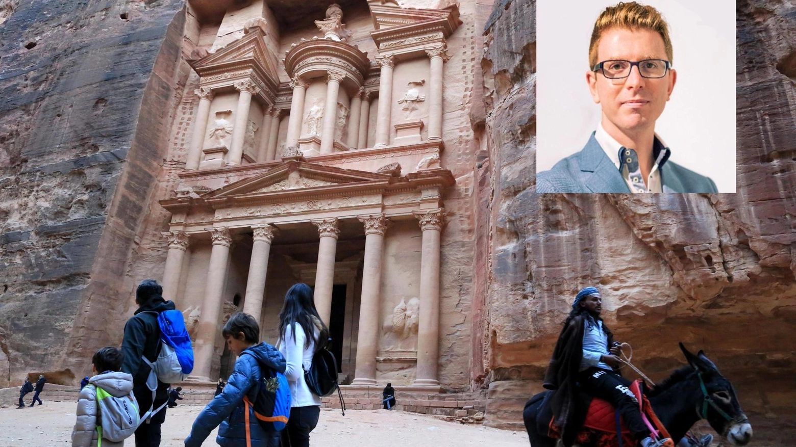 La città di Petra in Giordania. Nel riquadro Alessandro Ghisoni, il 32enne morto (Ansa)