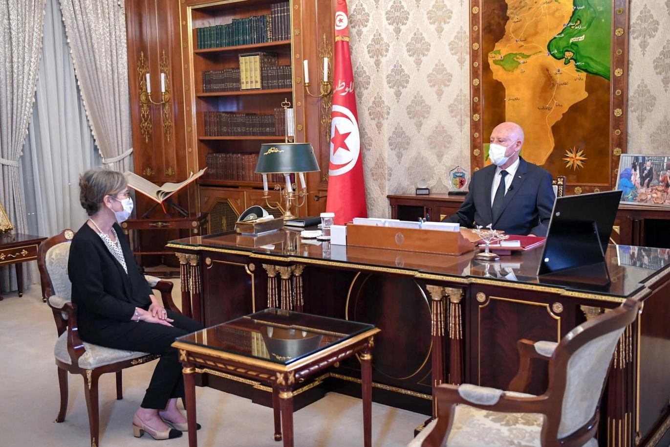 Tunisia, la neo-premier Najla Bouden Romdhane con il presidente Kais Saied (Ansa)