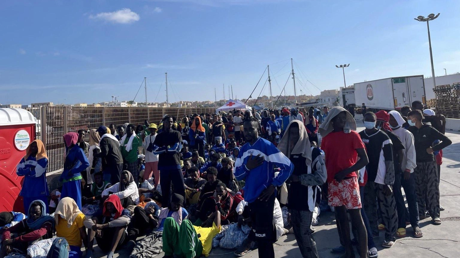 Lampedusa e Meloni pronti a collaborare per aiuti" (90 characters)"