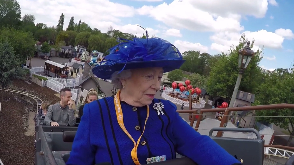 La regina sulle montagne russe - Foto: youtube SWNS Digital/Drayton Manor Park