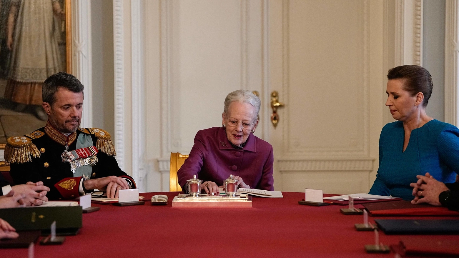 Margrethe II firma la dichiarazione di abdicazione in favore del figlio Frederik (Ansa)