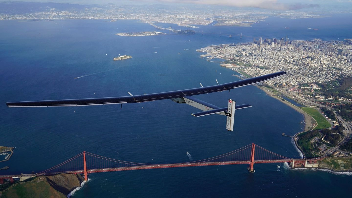 "Solar Impulse 2" sorvola San Francisco, sotto si vede il Golden Gate (AFP)