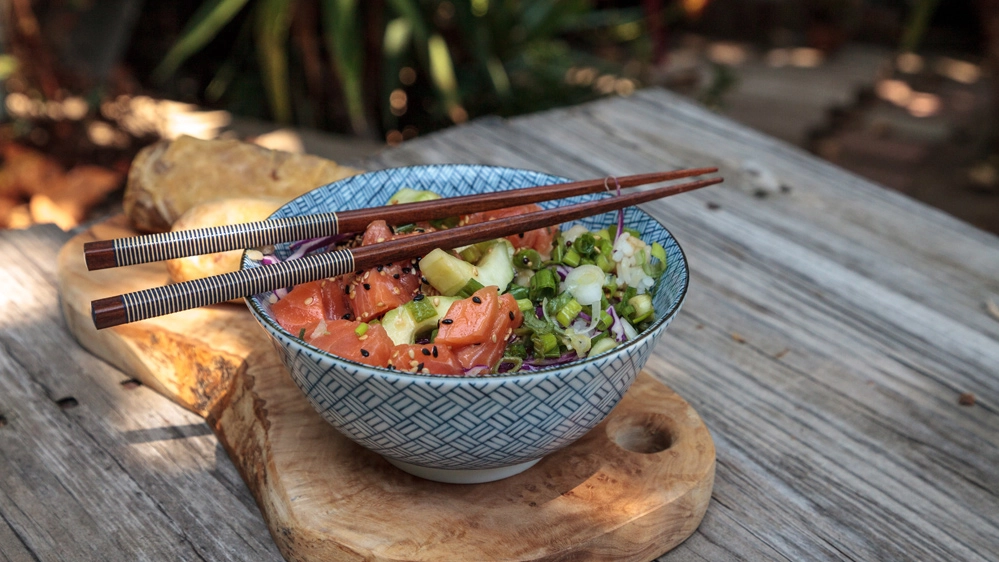 Il poke hawaiano, un piatto fresco e leggero - Foto: LagunaticPhoto/iStock