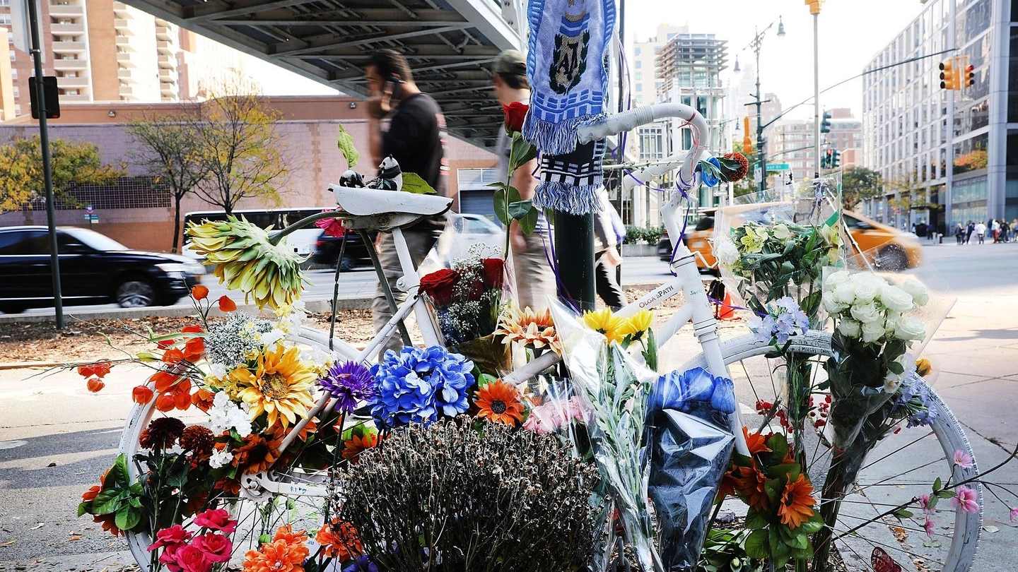 Nwe York, fiori e bici sul luogo dell'attentato(Afp)