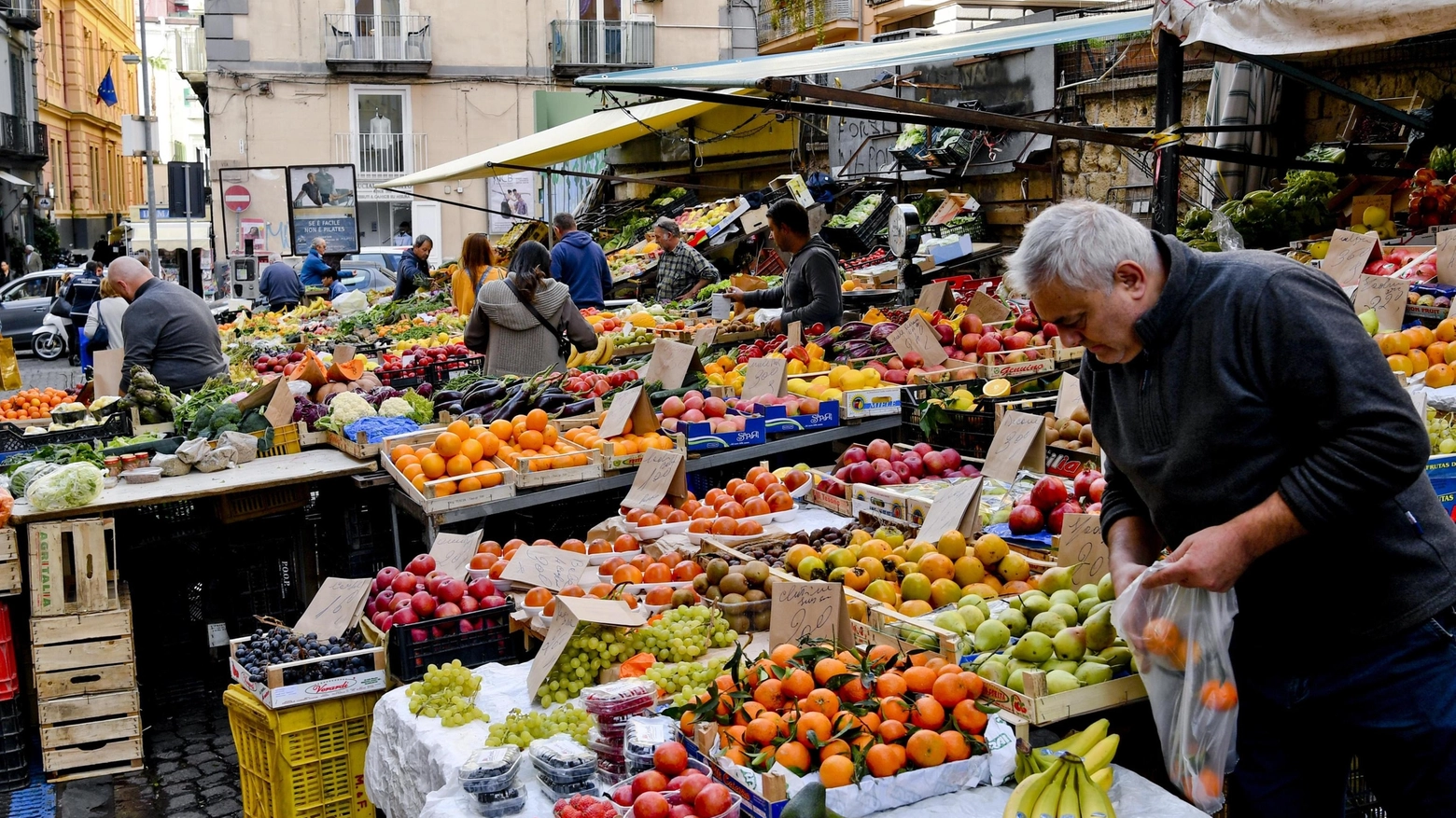 Un mercatino a Napoli (Ansa)