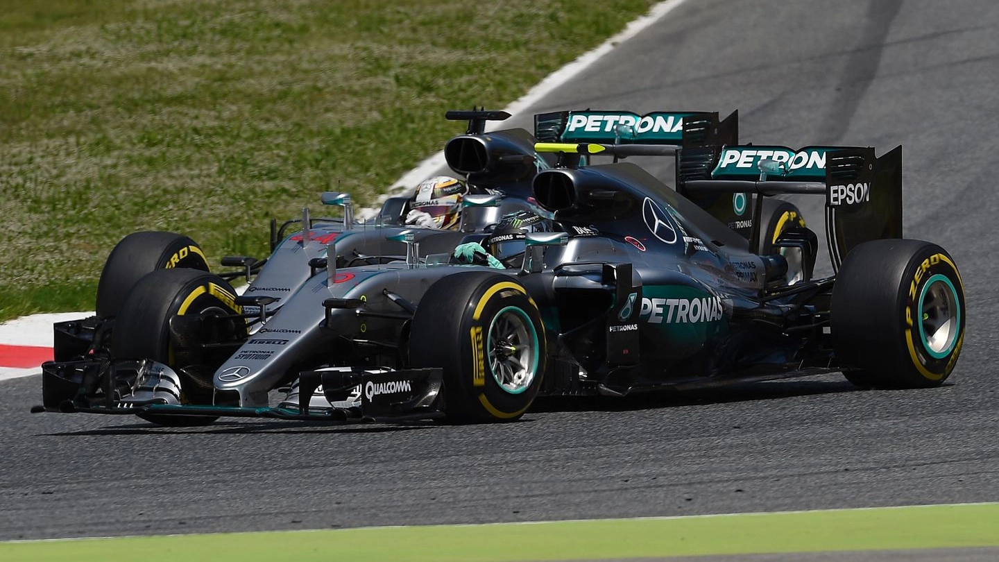 Il duello tra Lewis Hamilton e Nico Rosberg al Gp di Spagna (Ansa)