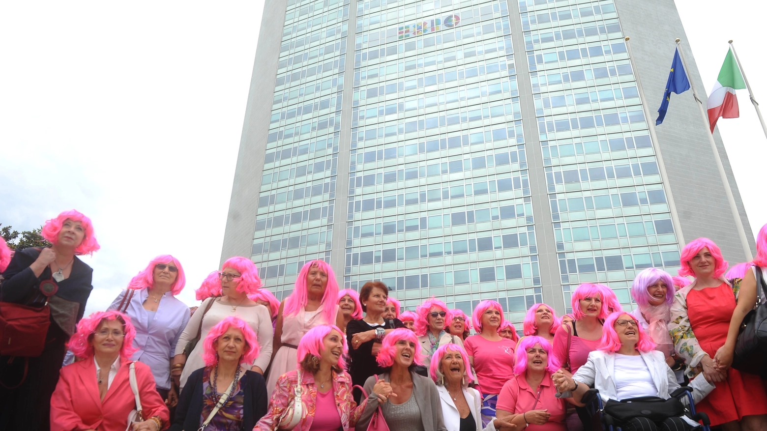 Tumore al seno: parrucche rosa per sensibilizzare sull'importanza della prevenzione (Newpress)
