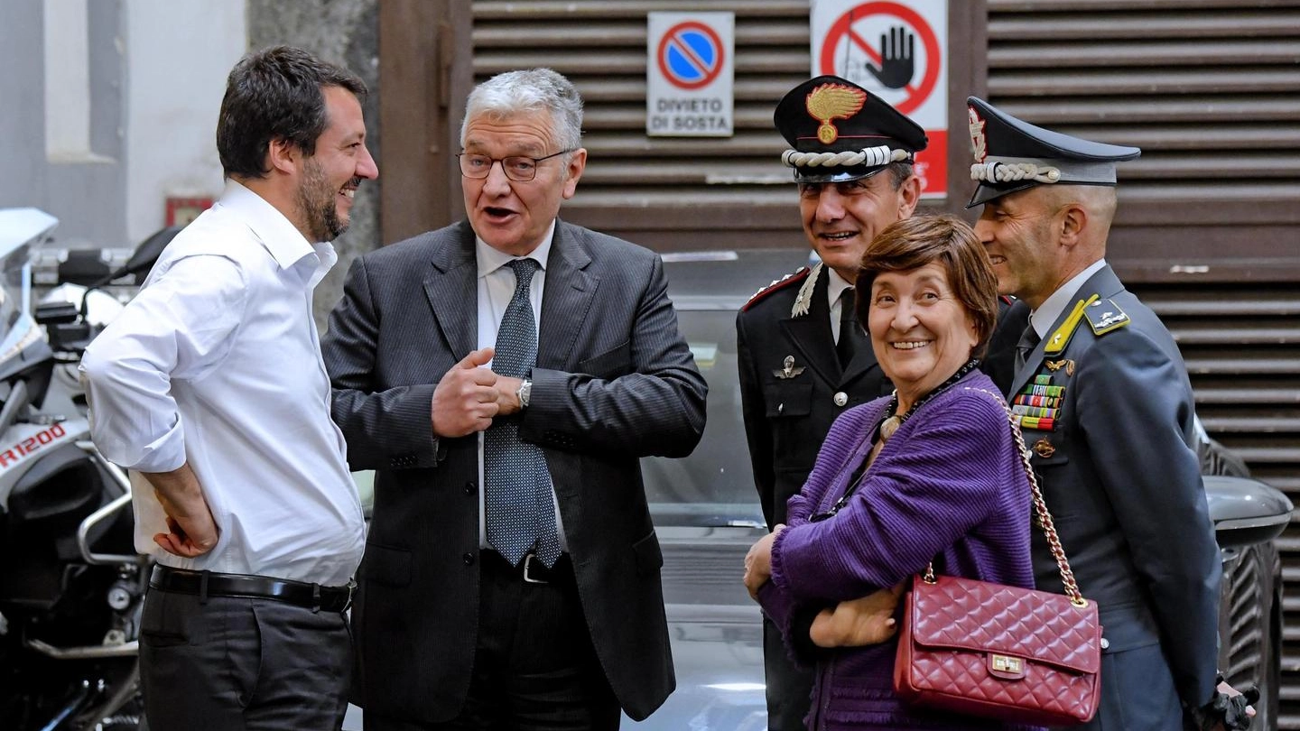 Salvini in prefettura a Napoli (Ansa)