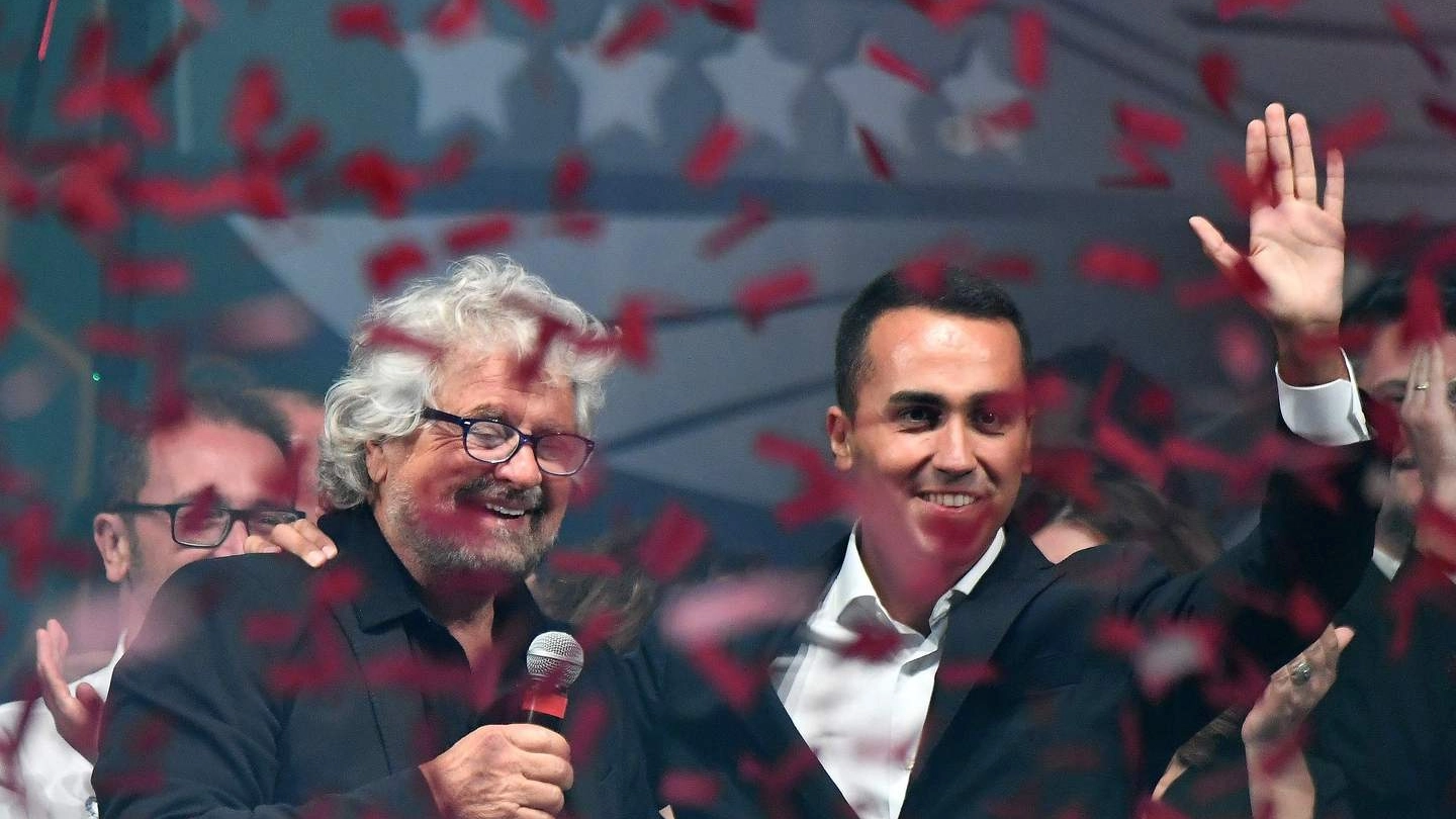 M5S, Luigi Di Maio (R) e Beppe Grillo sul palco a Rimini (Afp)