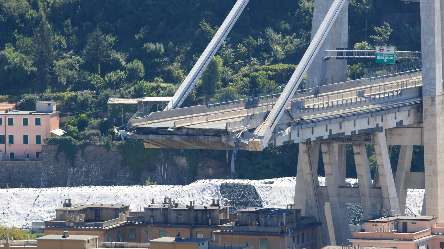 Quello che resta del ponte Moradni di Genova (Newpress)