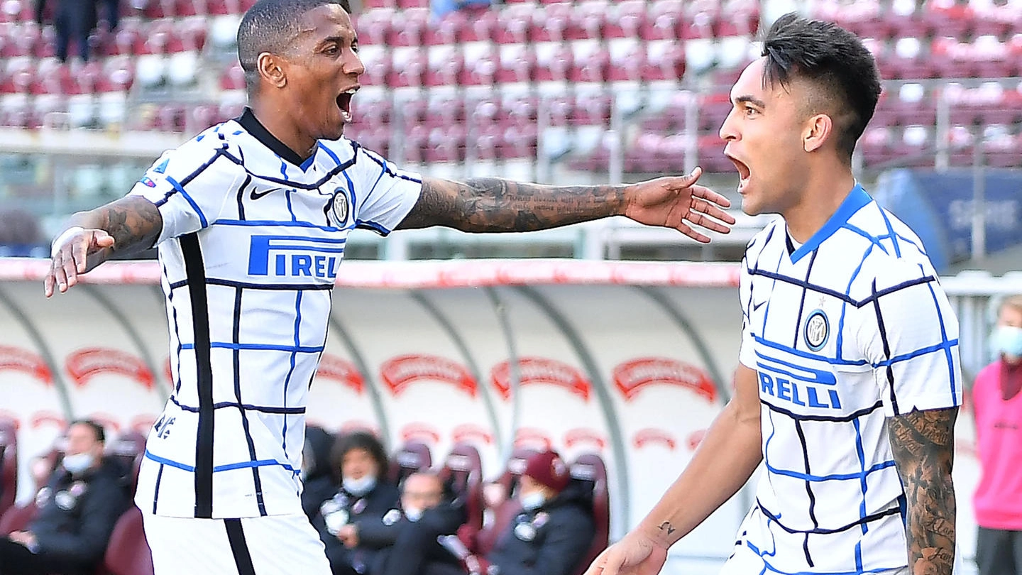 La gioia di Lautaro Martinez e Young dopo il gol vittoria dell'Inter a Torino (Ansa)