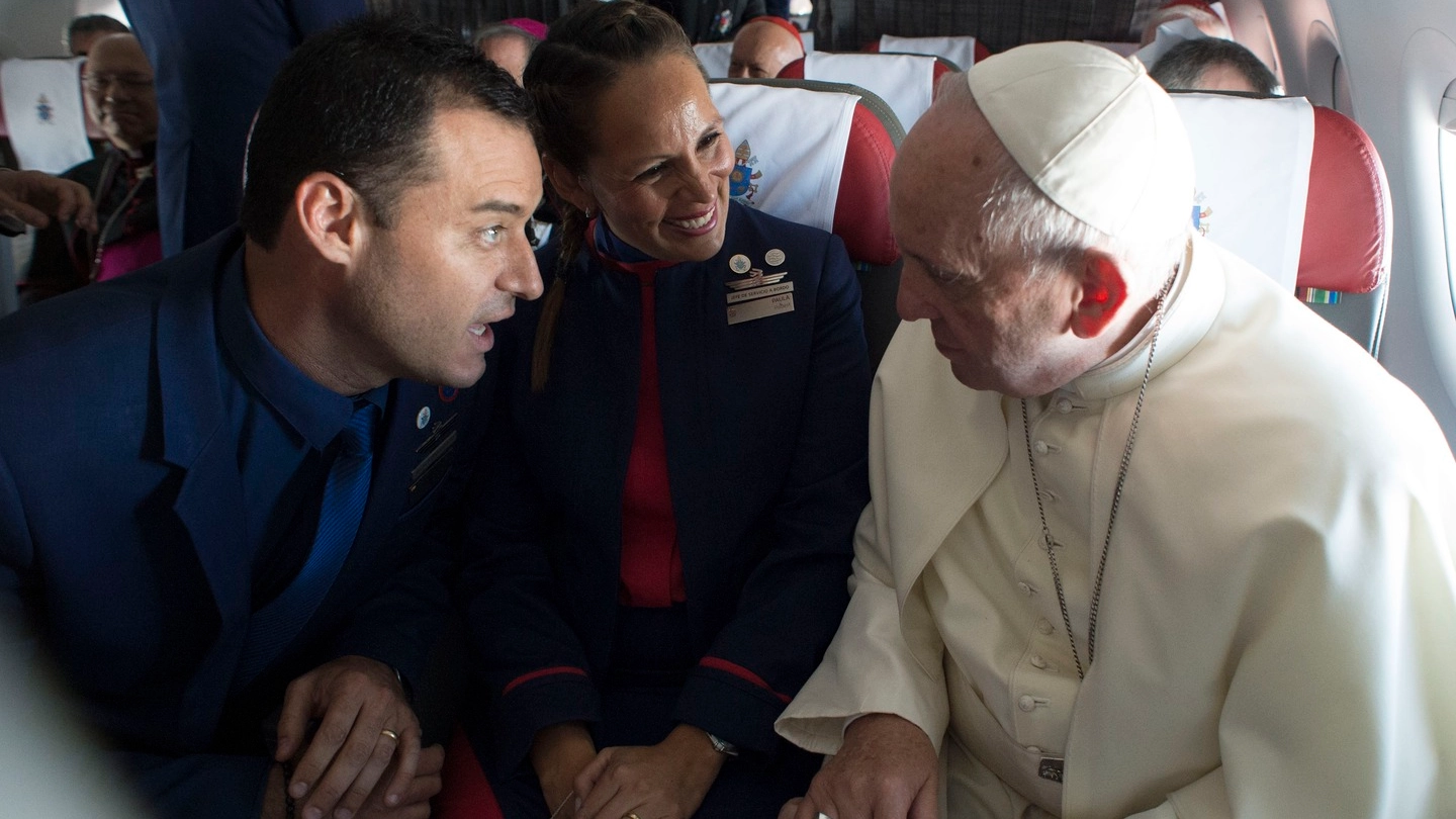 Papa Francesco con Carlos e Paula, appena sposati in volo (Lapresse)