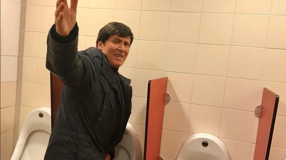 Gianni Morandi sorpreso in bagno da una fan: ecco la sua reazione