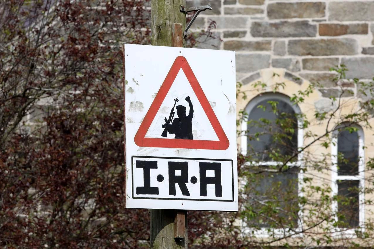 Un cartello dell'Ira a Derry (Lapresse)