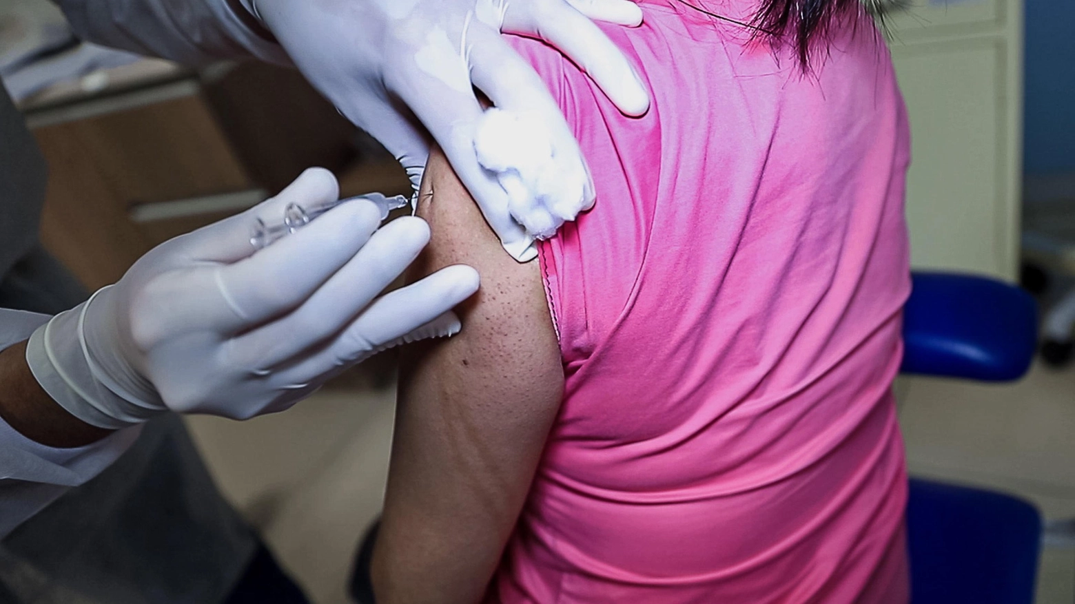 Un medico effettua una vaccinazione 