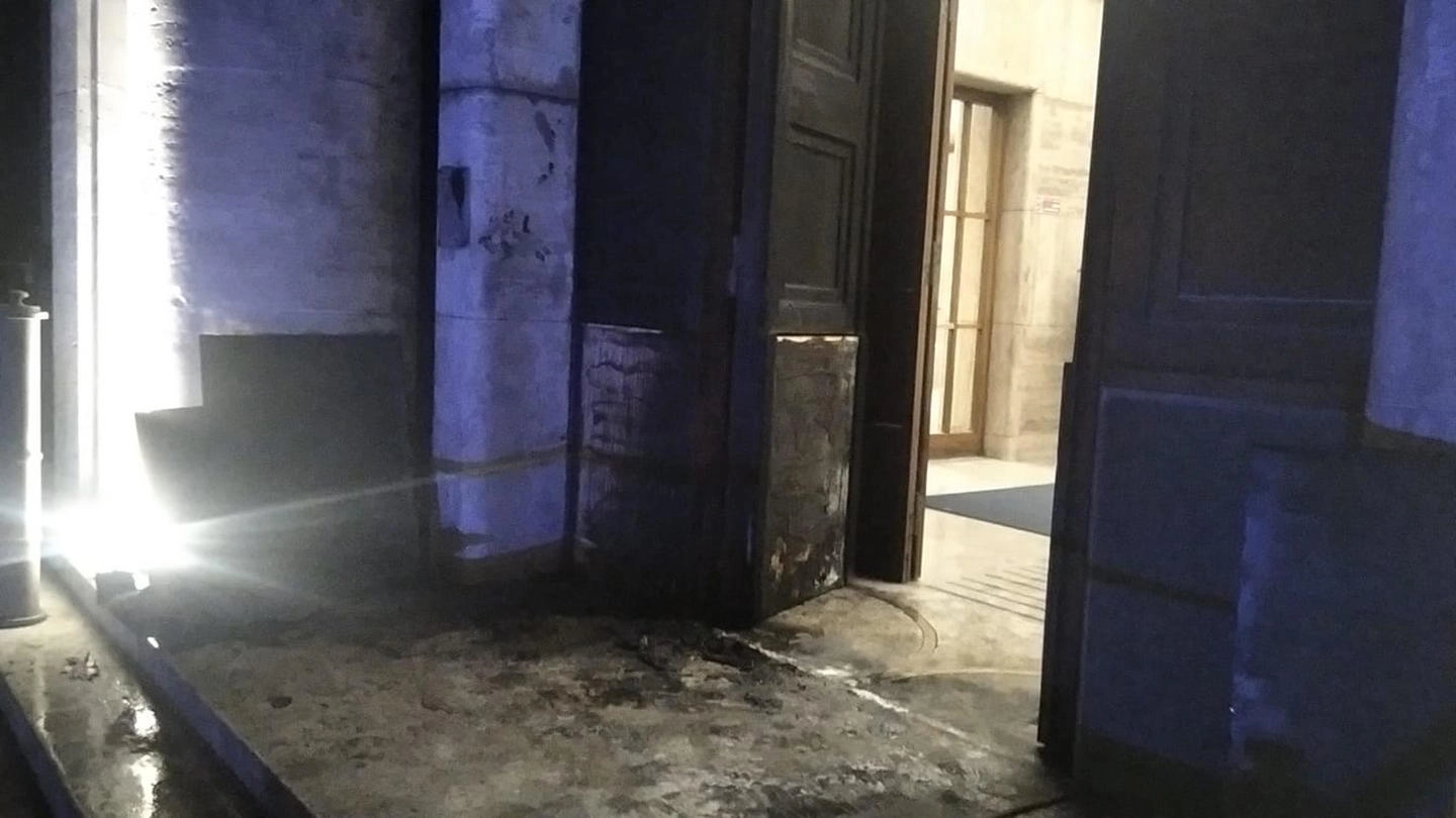 Incendiato il portone d'ingresso dell'Istituto superiore di Sanità a Roma (Ansa)