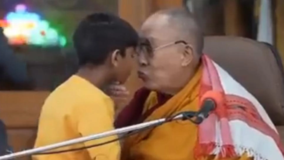 Video choc col bimbo  Il bacio del Dalai Lama  scuote i fedeli e il web  Costretto a scusarsi
