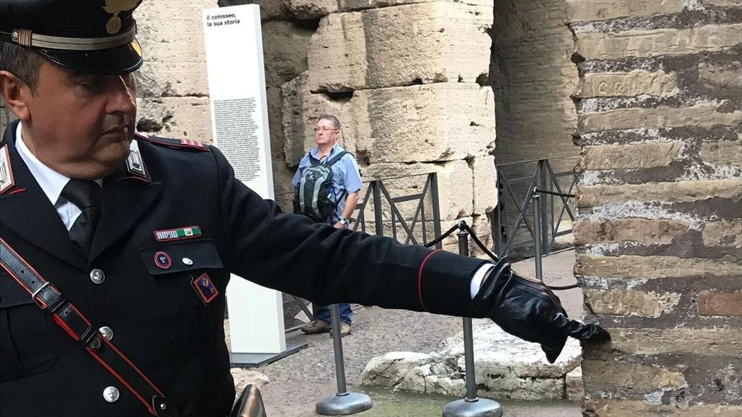 Ragazza inglese ha inciso il nome sul Colosseo (Nova)