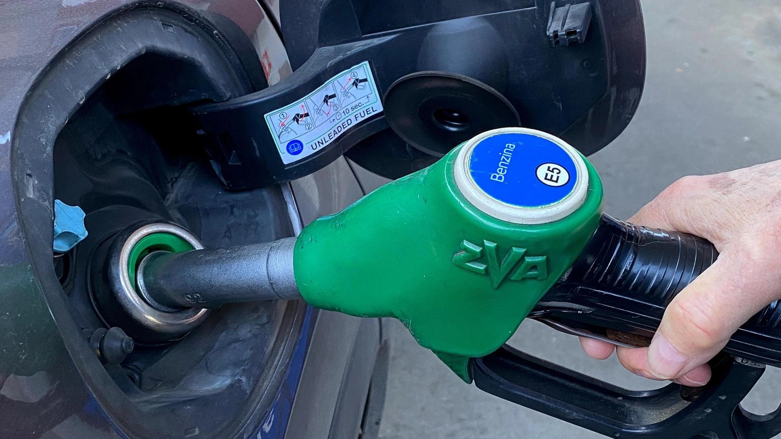 Prezzo della benzina in assestamento, self a 1,779 al litro