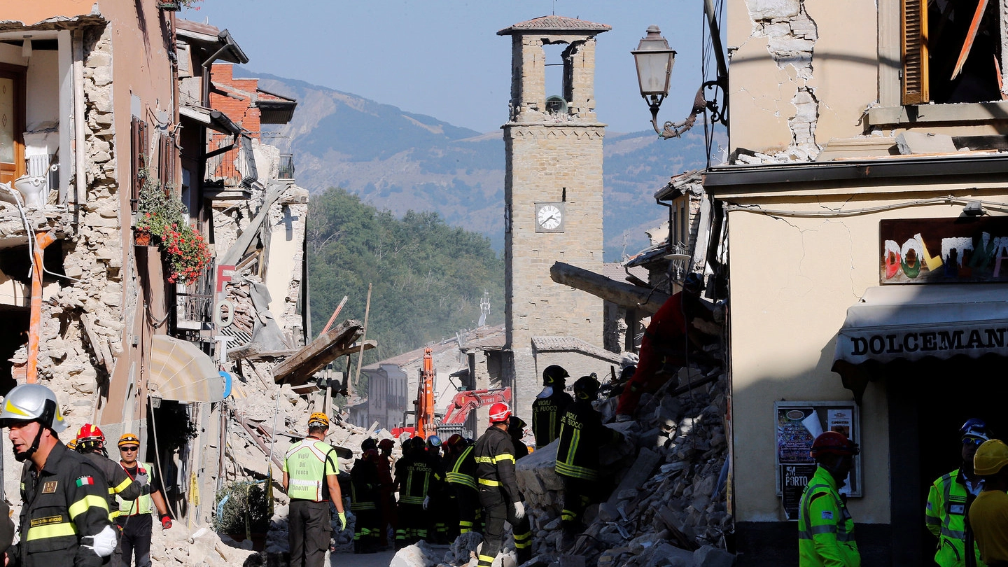 Terremoto nel centro Italia, le macerie di Amatrice (Lapresse)