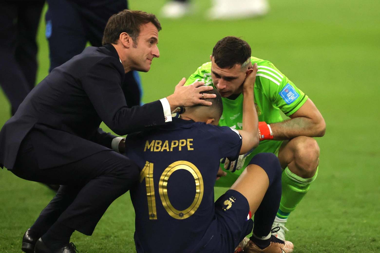 Kylian Mbappé consolato dal presidente Macron e dal portiere argentino Martinez